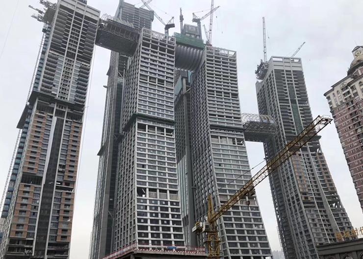 重慶來福士廣場景觀天橋結(jié)構(gòu)提升（提升重量3x900噸 ，提升高度203米）